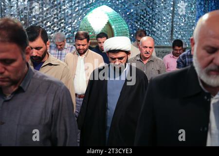 Teheran, Iran. Oktober 2023. Iranische Männer beten während einer Gebetszeremonie, um Solidarität und Unterstützung für Gaza am heiligen Schrein von Imamzade Saleh im Norden Teherans zum Ausdruck zu bringen. (Kreditbild: © Rouzbeh Fouladi/ZUMA Press Wire) NUR REDAKTIONELLE VERWENDUNG! Nicht für kommerzielle ZWECKE! Stockfoto