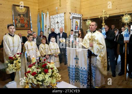 Ivano Frankivsk, Ukraine. Oktober 2023. REGION IWANO-FRANKIWSK, UKRAINE - 22. OKTOBER 2023 - Teilnahme am heiligen Gottesdienst in der Kirche St. Michael der Erzengel im Dorf Kozyna, Region Iwano-Frankiwsk, Westukraine Credit: Ukrinform/Alamy Live News Stockfoto