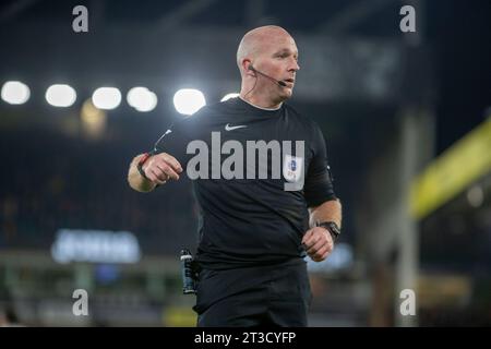 Schiedsrichter Simon Hooper während des Sky Bet Championship Matches zwischen Norwich City und Middlesbrough in Carrow Road, Norwich am Dienstag, den 24. Oktober 2023. (Foto: David Watts | MI News) Credit: MI News & Sport /Alamy Live News Stockfoto