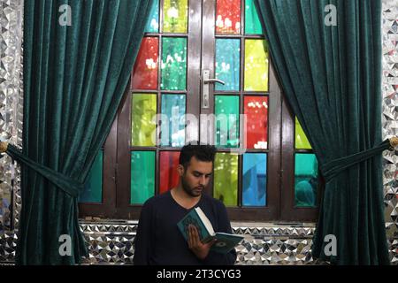 Teheran, Iran. Oktober 2023. Ein iranischer Mann las den Koran während einer Gebetszeremonie, um Solidarität und Unterstützung für Gaza am heiligen Schrein von Imamzade Saleh im Norden Teherans zum Ausdruck zu bringen. (Kreditbild: © Rouzbeh Fouladi/ZUMA Press Wire) NUR REDAKTIONELLE VERWENDUNG! Nicht für kommerzielle ZWECKE! Stockfoto