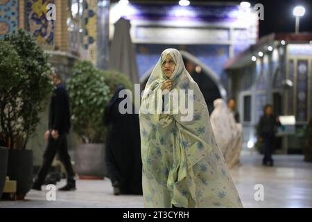 Teheran, Iran. Oktober 2023. Eine verhüllte iranische Frau geht während einer Gebetszeremonie, um Solidarität und Unterstützung für Gaza am heiligen Schrein von Imamzade Saleh im Norden Teherans zum Ausdruck zu bringen. (Kreditbild: © Rouzbeh Fouladi/ZUMA Press Wire) NUR REDAKTIONELLE VERWENDUNG! Nicht für kommerzielle ZWECKE! Stockfoto
