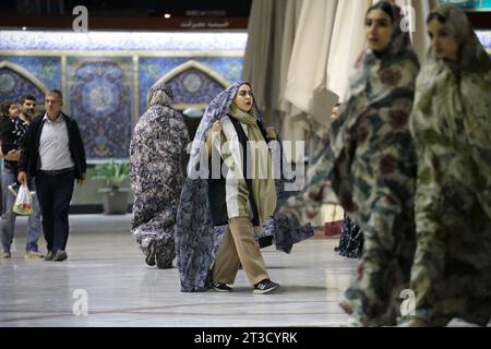 Teheran, Iran. Oktober 2023. Eine verhüllte iranische Frau passt ihren Hijab während einer Gebetszeremonie an, um Solidarität und Unterstützung für Gaza am heiligen Schrein von Imamzade Saleh im Norden Teherans zum Ausdruck zu bringen. (Kreditbild: © Rouzbeh Fouladi/ZUMA Press Wire) NUR REDAKTIONELLE VERWENDUNG! Nicht für kommerzielle ZWECKE! Stockfoto