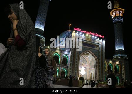 Teheran, Iran. Oktober 2023. Iranische Frauen gehen während einer Gebetszeremonie, um Solidarität und Unterstützung für Gaza am heiligen Schrein von Imamzade Saleh im Norden Teherans zum Ausdruck zu bringen. (Kreditbild: © Rouzbeh Fouladi/ZUMA Press Wire) NUR REDAKTIONELLE VERWENDUNG! Nicht für kommerzielle ZWECKE! Stockfoto