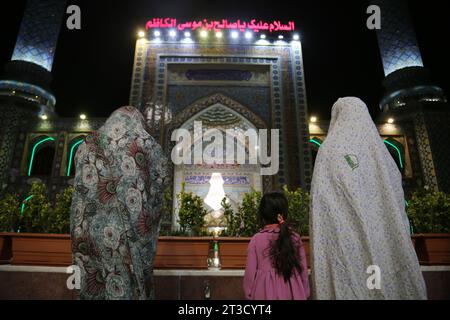 Teheran, Iran. Oktober 2023. Iranische Frauen beten während einer Gebetszeremonie, um Solidarität und Unterstützung für Gaza am heiligen Schrein von Imamzade Saleh im Norden Teherans zum Ausdruck zu bringen. (Kreditbild: © Rouzbeh Fouladi/ZUMA Press Wire) NUR REDAKTIONELLE VERWENDUNG! Nicht für kommerzielle ZWECKE! Stockfoto