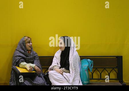 Teheran, Iran. Oktober 2023. Zwei iranische verschleierte Frauen sitzen während einer Gebetszeremonie, um Solidarität und Unterstützung für Gaza am heiligen Schrein von Imamzade Saleh im Norden Teherans zum Ausdruck zu bringen. (Kreditbild: © Rouzbeh Fouladi/ZUMA Press Wire) NUR REDAKTIONELLE VERWENDUNG! Nicht für kommerzielle ZWECKE! Stockfoto