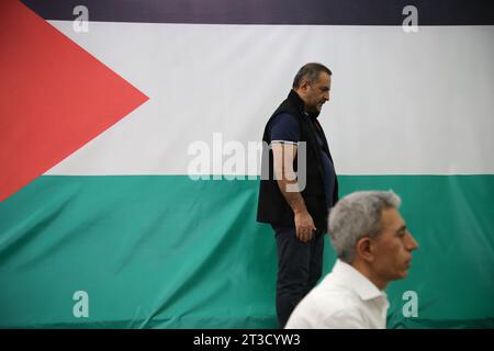 Teheran, Iran. Oktober 2023. Zwei iranische Männer beten neben einer riesigen palästinensischen Flagge während einer Gebetszeremonie, um Solidarität und Unterstützung für Gaza am heiligen Schrein von Imamzade Saleh im Norden Teherans zum Ausdruck zu bringen. (Kreditbild: © Rouzbeh Fouladi/ZUMA Press Wire) NUR REDAKTIONELLE VERWENDUNG! Nicht für kommerzielle ZWECKE! Stockfoto