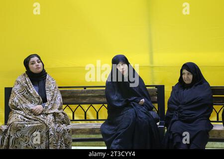 Teheran, Iran. Oktober 2023. Iranische verschleierte Frauen sitzen während einer Gebetszeremonie, um Solidarität und Unterstützung für Gaza am heiligen Schrein von Imamzade Saleh im Norden Teherans zum Ausdruck zu bringen. (Kreditbild: © Rouzbeh Fouladi/ZUMA Press Wire) NUR REDAKTIONELLE VERWENDUNG! Nicht für kommerzielle ZWECKE! Stockfoto
