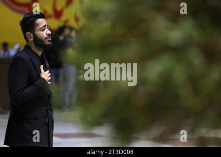 Teheran, Iran. Oktober 2023. Ein iranischer Mann betet während einer Gebetszeremonie, um Solidarität und Unterstützung für Gaza am heiligen Schrein von Imamzade Saleh im Norden Teherans zum Ausdruck zu bringen. (Kreditbild: © Rouzbeh Fouladi/ZUMA Press Wire) NUR REDAKTIONELLE VERWENDUNG! Nicht für kommerzielle ZWECKE! Stockfoto