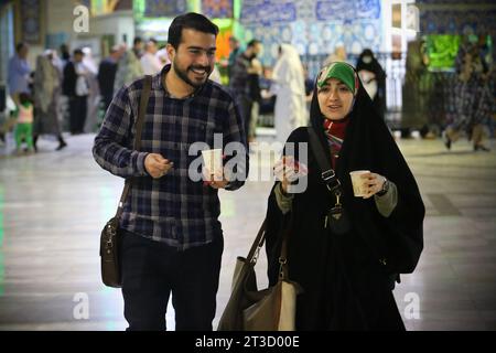 Teheran, Iran. Oktober 2023. Ein junges iranisches Paar geht während einer Gebetszeremonie, um Solidarität und Unterstützung für Gaza am heiligen Schrein von Imamzade Saleh im Norden Teherans zum Ausdruck zu bringen. (Kreditbild: © Rouzbeh Fouladi/ZUMA Press Wire) NUR REDAKTIONELLE VERWENDUNG! Nicht für kommerzielle ZWECKE! Stockfoto