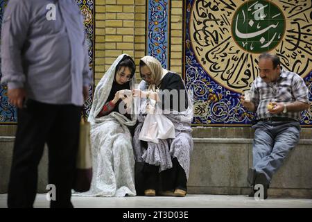 Teheran, Iran. Oktober 2023. Iranische schiitische Muslime werden während einer Gebetszeremonie gesehen, um Solidarität und Unterstützung für Gaza am heiligen Schrein von Imamzade Saleh im Norden Teherans zum Ausdruck zu bringen. (Kreditbild: © Rouzbeh Fouladi/ZUMA Press Wire) NUR REDAKTIONELLE VERWENDUNG! Nicht für kommerzielle ZWECKE! Stockfoto