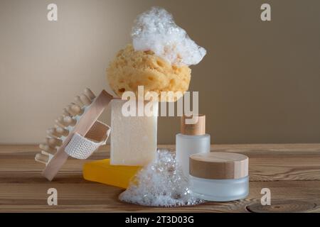 Abfallfreie Kosmetikprodukte Seife, leere Mockup-Flaschen, Kappen, Meeresschwämme, Anti-Cellulite, Holz, Massagegerät, auf Holzbasis. Naturkosmetik für Stockfoto