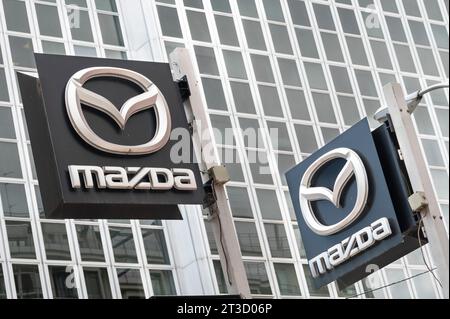 Das Logo des japanischen multinationalen Automobilherstellers Mazda Motor befindet sich vor einem offiziellen Autohändler in Spanien. Stockfoto