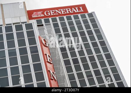 Das Logo der italienischen Versicherungsgesellschaft Generali befindet sich auf dem Firmengebäude in Madrid. Stockfoto