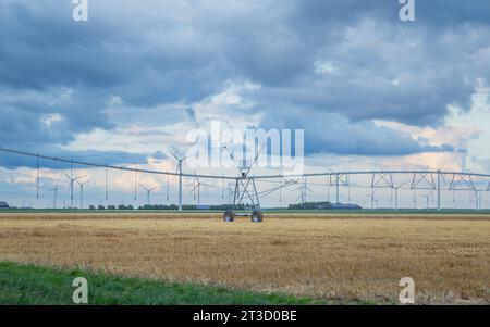 Bewässerungssystem mit Windkraftanlage auf den landwirtschaftlichen Flächen in den Niederlanden Stockfoto