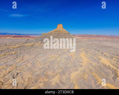 Luftaufnahme von Factory Butte, einem erodierten, einsamen mesa westlich von Hanksville, Wayne County, Utah, USA an einem wunderschönen Herbstmorgen. Stockfoto