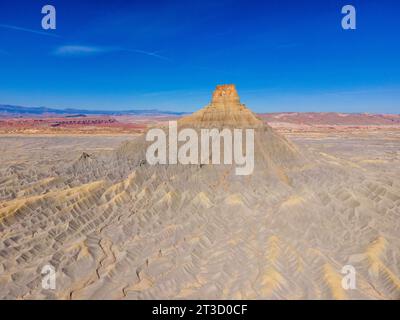 Luftaufnahme von Factory Butte, einem erodierten, einsamen mesa westlich von Hanksville, Wayne County, Utah, USA an einem wunderschönen Herbstmorgen. Stockfoto