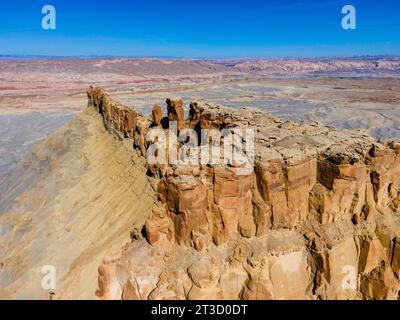 Luftaufnahme von Factory Butte, einem erodierten, einsamen mesa westlich von Hanksville, Wayne County, Utah, USA an einem wunderschönen Herbstmorgen. Stockfoto