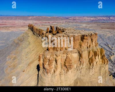 Luftaufnahme von Factory Butte, einem erodierten, einsamen mesa westlich von Hanksville, Wayne County, Utah, USA an einem wunderschönen Herbstmorgen. Stockfoto