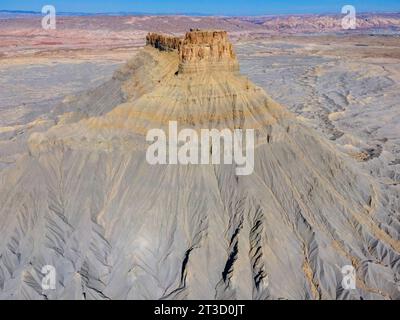 Luftaufnahme von Factory Butte, einem erodierten, einsamen mesa westlich von Hanksville, Wayne County, Utah, USA an einem wunderschönen Herbstmorgen. Stockfoto