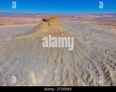 Luftaufnahme von Factory Butte, einem erodierten, einsamen mesa westlich von Hanksville, Wayne County, Utah, USA an einem wunderschönen Herbstmorgen. Stockfoto