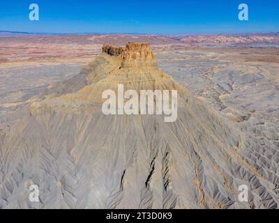 Luftaufnahme von Factory Butte, einem erodierten, einsamen mesa westlich von Hanksville, Wayne County, Utah, USA an einem wunderschönen Herbstmorgen. Stockfoto