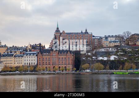 Stockholmer Gamla Stan Gebäude an der Uferpromenade mit Reflexionen, Schweden Stockfoto