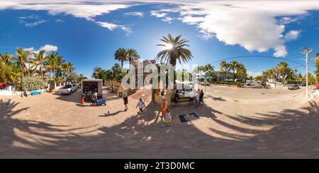 360 Grad Panorama Ansicht von Key West, FL, USA - 21. Oktober 2023: Southernmost House Key West 360 Equirechteckiges Stockfoto