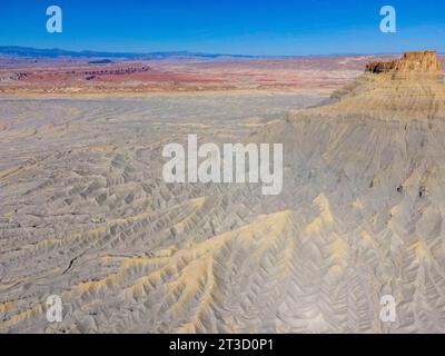 Luftaufnahme von Factory Butte, einem erodierten, einsamen mesa westlich von Hanksville, Wayne County, Utah, USA an einem wunderschönen Herbstmorgen. Stockfoto