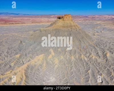 Luftaufnahme von Factory Butte, einem erodierten, einsamen mesa westlich von Hanksville, Wayne County, Utah, USA an einem wunderschönen Herbstmorgen. Stockfoto