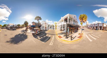 360 Grad Panorama Ansicht von Key West, FL, USA - 21. Oktober 2023: Souvenirläden Key West 360 rechteckiges Stockfoto