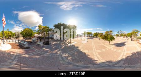 360 Grad Panorama Ansicht von Key West, FL, USA - 21. Oktober 2023: Mallory Square Key West 360 Äquirechteckiges Stockfoto