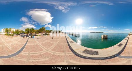 360 Grad Panorama Ansicht von Key West, FL, USA - 21. Oktober 2023: Mallory Square Key West 360 Äquirechteckiges Stockfoto