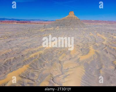 Luftaufnahme von Factory Butte, einem erodierten, einsamen mesa westlich von Hanksville, Wayne County, Utah, USA an einem wunderschönen Herbstmorgen. Stockfoto