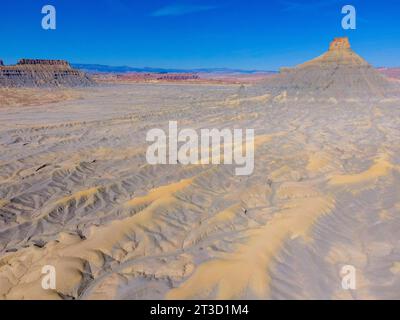 Luftaufnahme von Factory Butte, einem erodierten, einsamen mesa westlich von Hanksville, Wayne County, Utah, USA an einem wunderschönen Herbstmorgen. Stockfoto