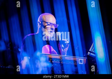 Berlin, Deutschland. Oktober 2023. Brian Eno tritt mit dem Baltic Sea Philharmonic Orchestra unter dem Dirigenten Kristjan Järvi in der Berliner Philharmonie auf. Quelle: Christoph Soeder/dpa/Alamy Live News Stockfoto