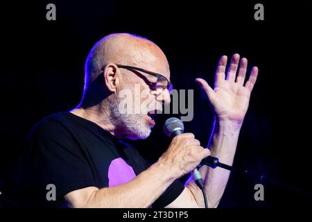 Berlin, Deutschland. Oktober 2023. Brian Eno tritt mit dem Baltic Sea Philharmonic Orchestra unter dem Dirigenten Kristjan Järvi in der Berliner Philharmonie auf. Quelle: Christoph Soeder/dpa/Alamy Live News Stockfoto