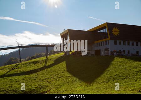 Die Stoosbahn, die steilste Standseilbahn der Welt. Die Fahrt von Schwyz nach Stoos dauert zwischen 4 und 7 Minuten, Stoos, Schwyz, Schweiz. Stockfoto