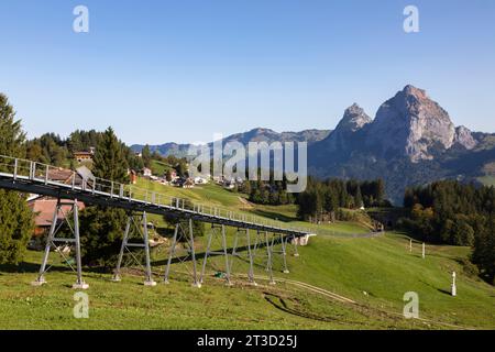 Die Stoosbahn ist die steilste Standseilbahn der Welt. Die Fahrt von Schwyz nach Stoos dauert zwischen 4 und 7 Minuten, Stoos, Schwyz, Schweiz. Stockfoto