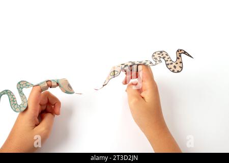 Eine Schlange oder ein Drache aus recyceltem Papier, Heimwerkerarbeit, Tutorial, pädagogische Kunst und Handwerk für Kinder, Stockfoto