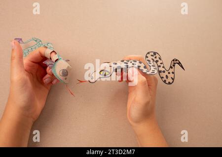 Eine Schlange oder ein Drache aus recyceltem Papier, Heimwerkerarbeit, Tutorial, pädagogische Kunst und Handwerk für Kinder, Stockfoto