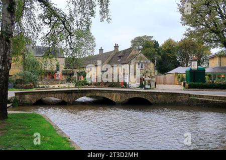 Ein Blick auf die Brücke über den Fluss Windrush in der Nähe des Motor Museum in Bourton on the Water Stockfoto