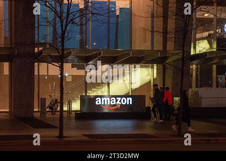 Toronto, ON, Kanada – 10. August 2023: Blick auf das Schild für den Amazon Store im Stadtzentrum von Toronto Stockfoto