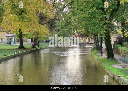 Brücken über den Fluss Windrush bei Bourton auf dem Wasser Stockfoto