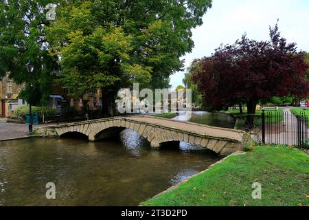 Blick auf eine der Brücken über den Fluss Windrush bei Bourton auf dem Wasser Stockfoto