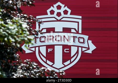 Toronto, ON, Kanada – 5. August 2023: Toronto F.C. MLS-Team-Logo in ihrem Heimstadion in der Innenstadt von Toronto, BMO Field. Stockfoto