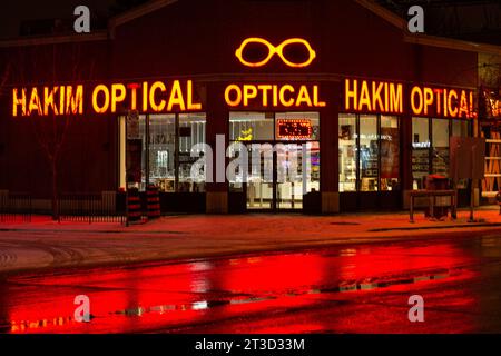 Toronto, ON, Kanada - 18. Dezember 2022: Blick auf das Schild der Hakim Optical Company Stockfoto