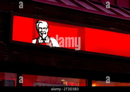Toronto, ON, Kanada - 27. August 2023: Blick auf das KFC-Schild. Kentucky Fried Chicken ist eine amerikanische Fast-Food-Restaurantkette Stockfoto