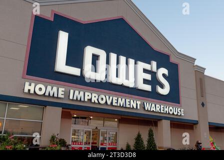 Toronto, ON, Kanada - 20. August 2023: Sehen Sie sich das Lowe's Store Sign in Toronto an Stockfoto