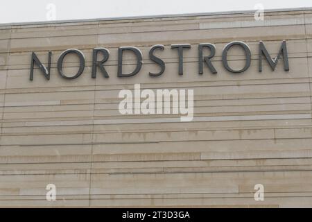 Toronto, ON, Kanada - 30. August 2023: Blick auf das Nordstrom-Schild in Amerika Stockfoto