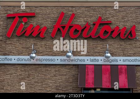 Toronto, ON, Kanada – 30. März 2023: Blick auf das Schild des berühmten kanadischen Cafés Tim Hortons Stockfoto